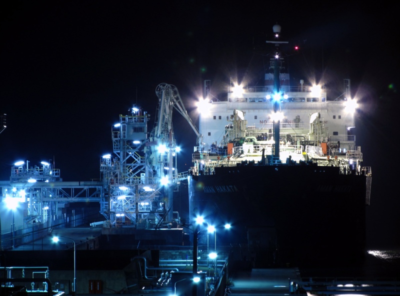 An LNG carrier docks in Japan. ©tsuna72/Flickr