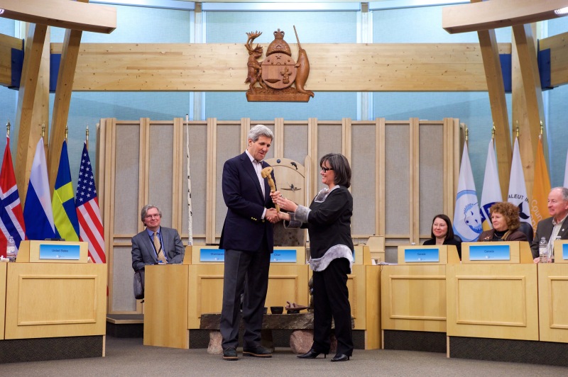 U.S. Secretary of State John Kerry accepts the gavel from Minister Leona Aglukkaq. Photo: U.S. Department of State / Public Domain